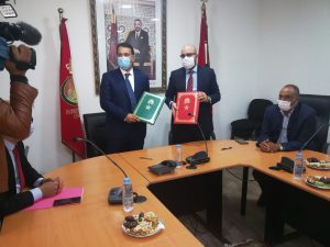 وقع السيد رئيس غرفة التجارة الصناعة والخدمات العيون الساقية الحمراء سيدي خليل ولد الرشيد والمدير التنفيذي لبنك التجاري وفا بنك السيد عثمان البودحيمي اتفاقية شراكة ترمي الي النهوض بروح المقاول ودعم المقاولات الصغيرة جدا